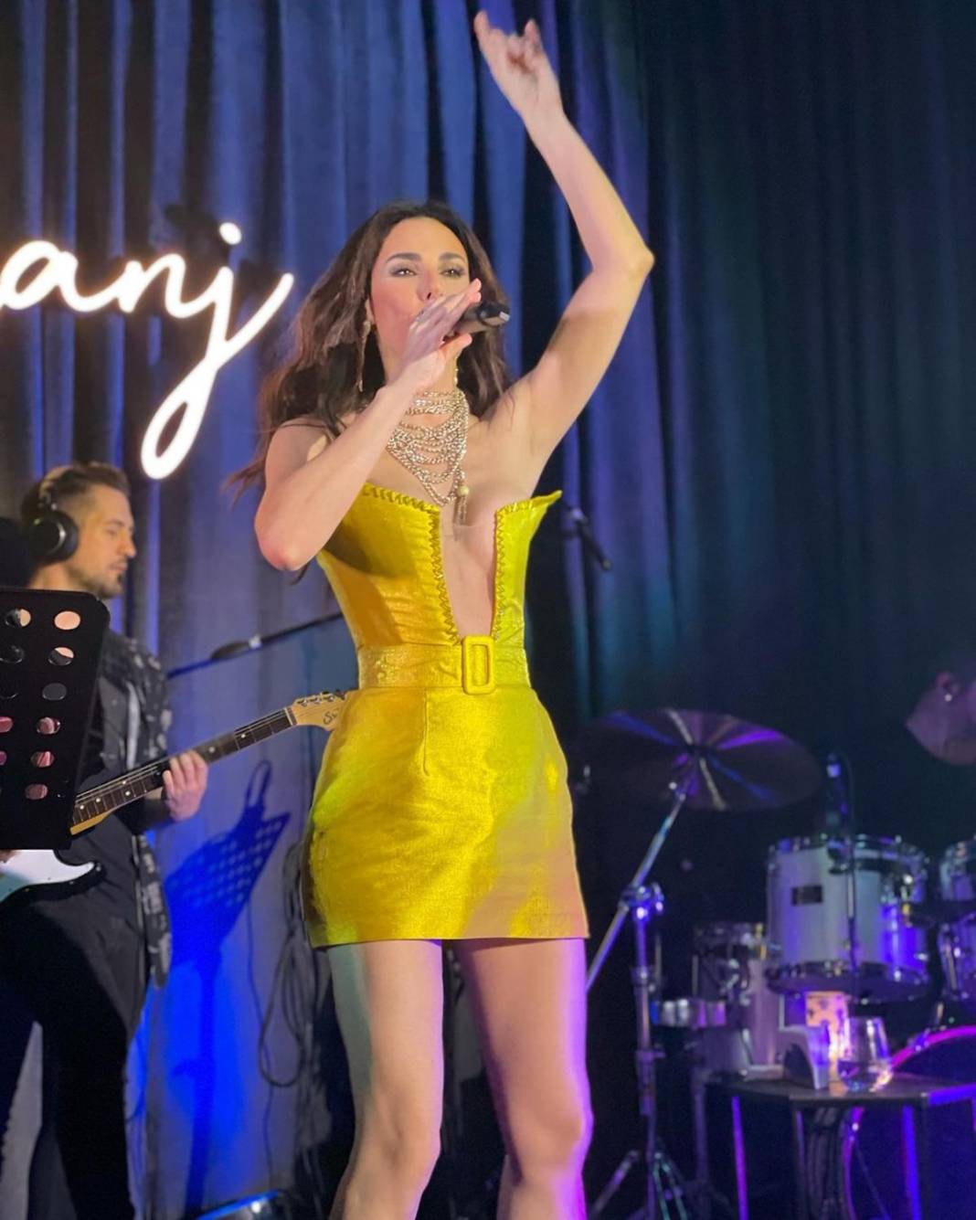 Defne Samyeli kıyafetiyle takipçilerinin diline düştü! O detay anında ortaya çıktı 12